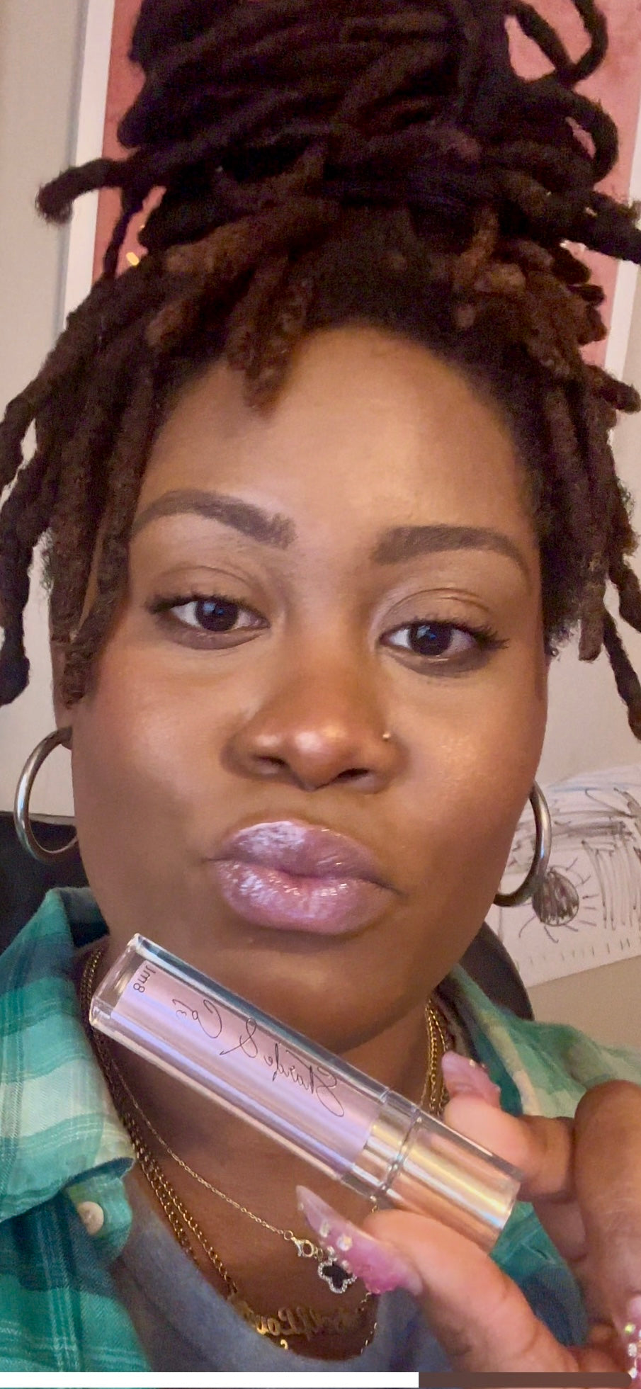 Pink Shimmer Lip Glaze 8 ml Wand Tube.